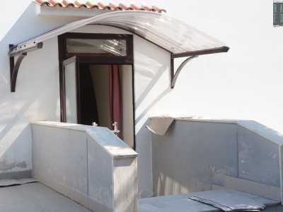 Usciamo ora dall�edificio per attraversare un�area che ci conduce a degli scalini che precedono una porta vetrata
